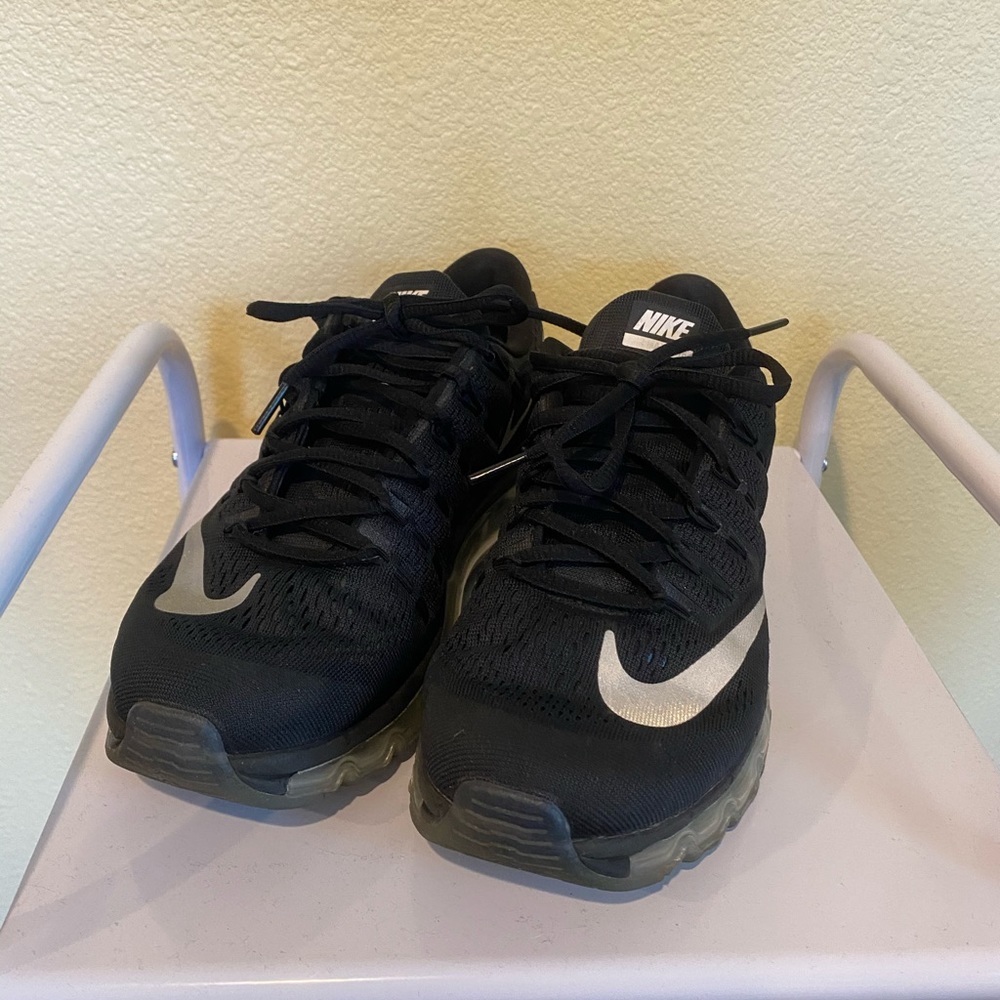 Nike Air Max running shoes 🖤